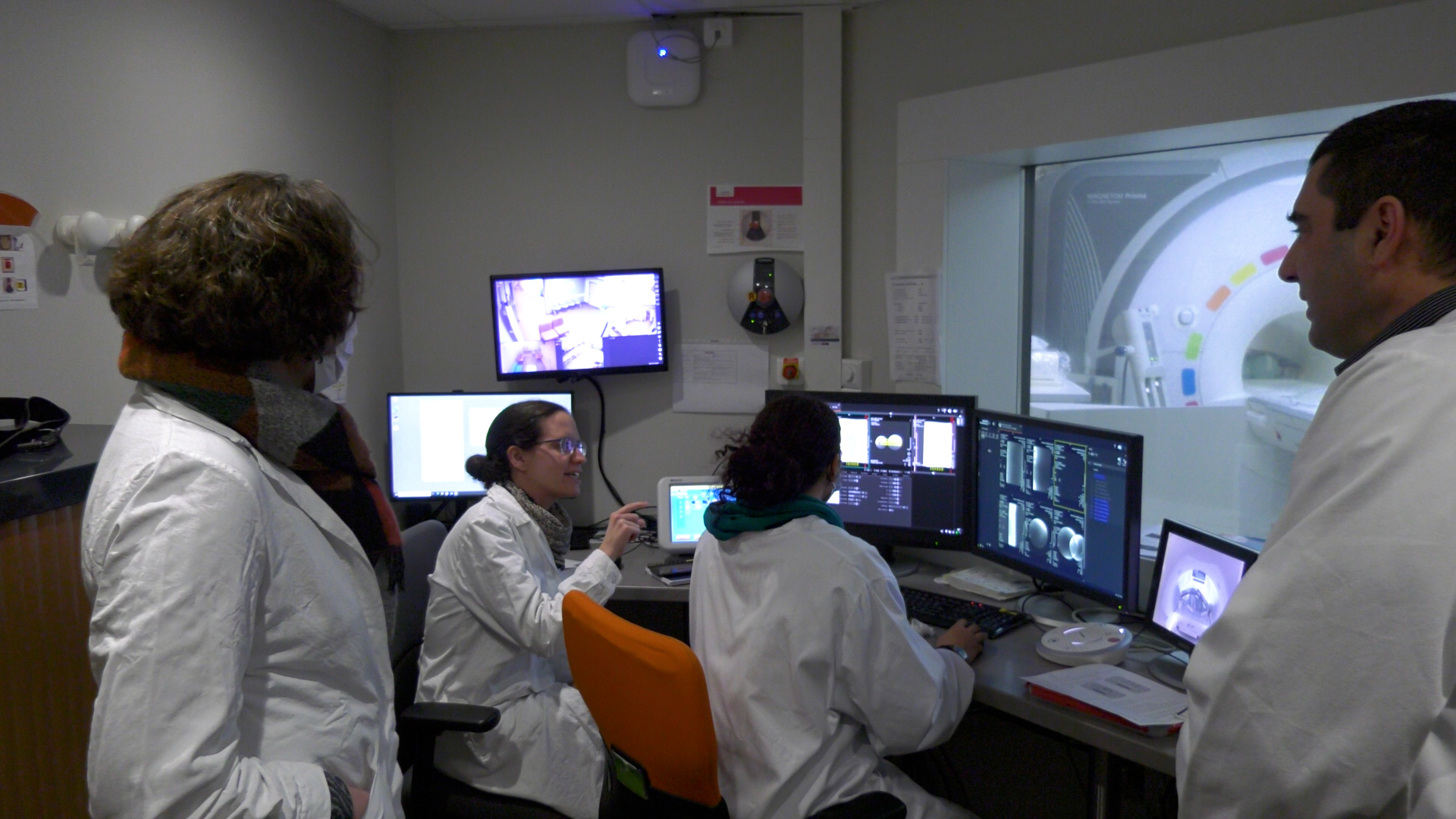 A l'IADI au CHRU Nancy-Brabois. De gauche à droite : Claire LAMBERT, Pauline LEFEBVRE, Coralie BRINGTOWN et Frédéric VAUDOIS. Stagiaires devant l'IRM du laboratoire.