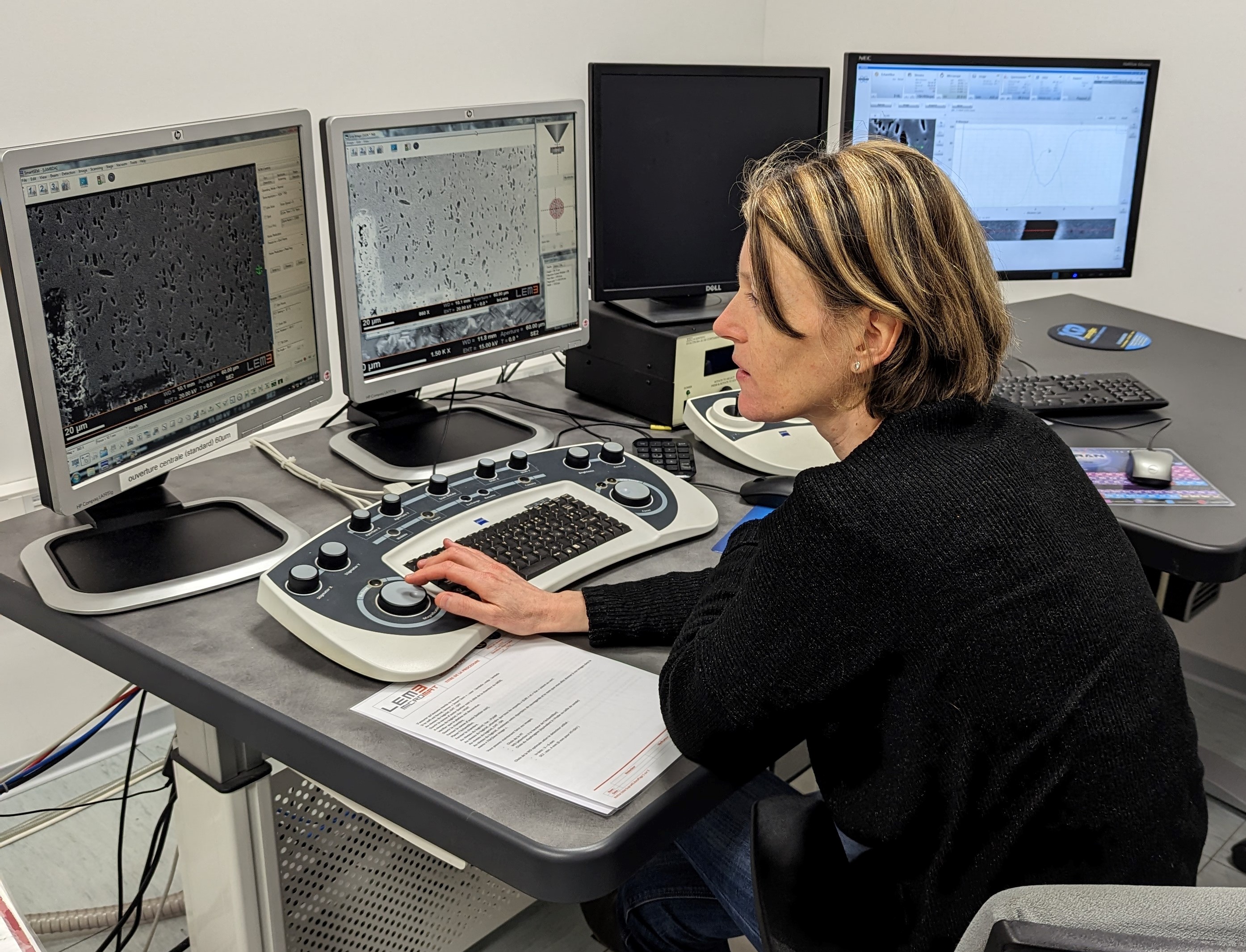 Au LEM3. Sabine FROMMWEILER découvrant le microscope à balayage éléctronique.